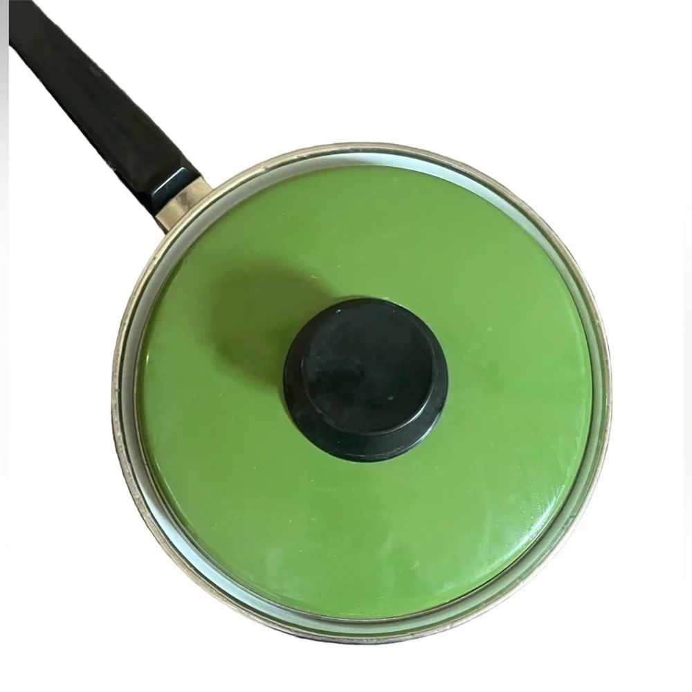 Vintage 2.5 quart groovy flower power saucepan with lid